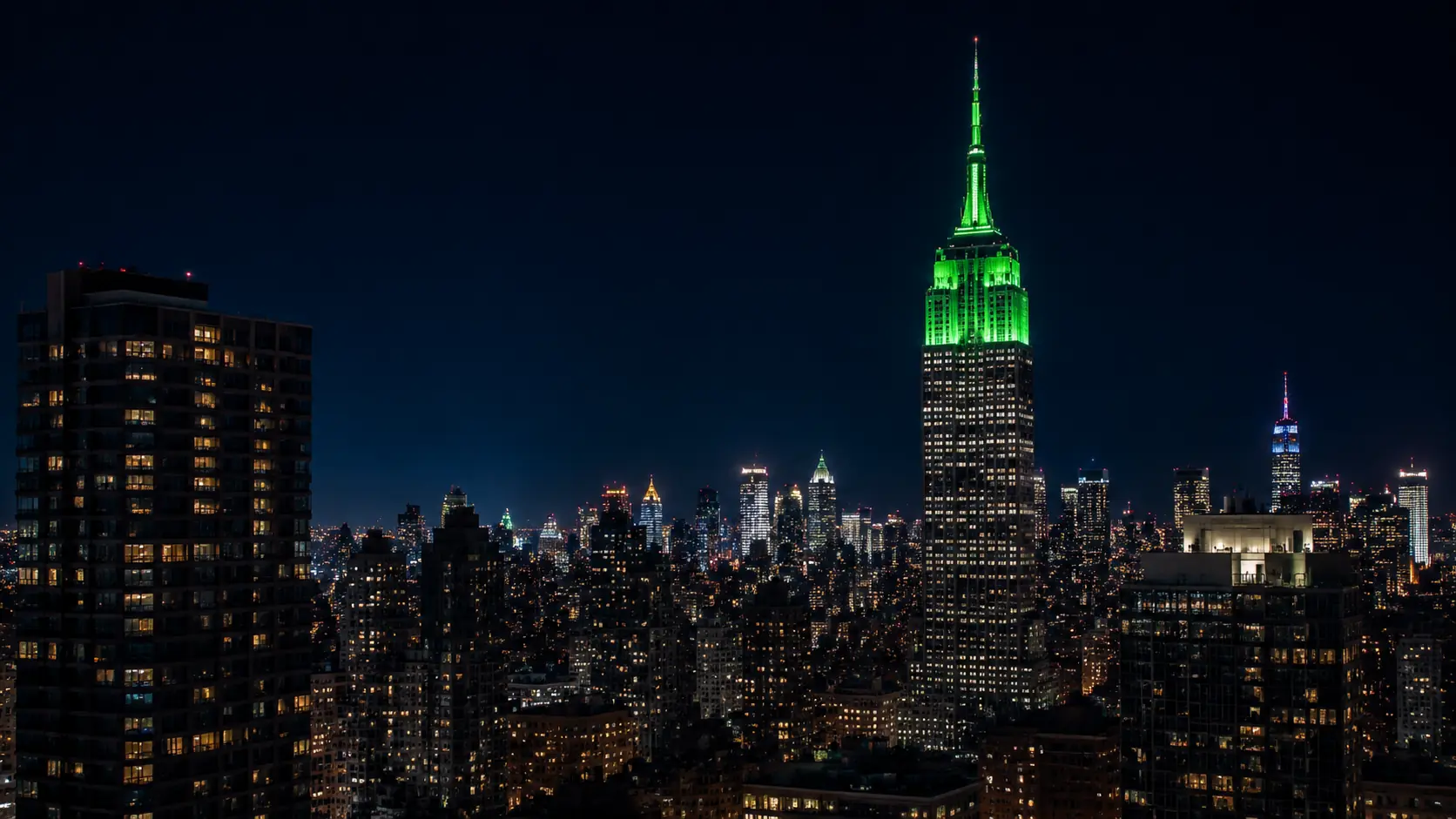 Empire State Building illuminé en vert à New York pour la Saint-Patrick