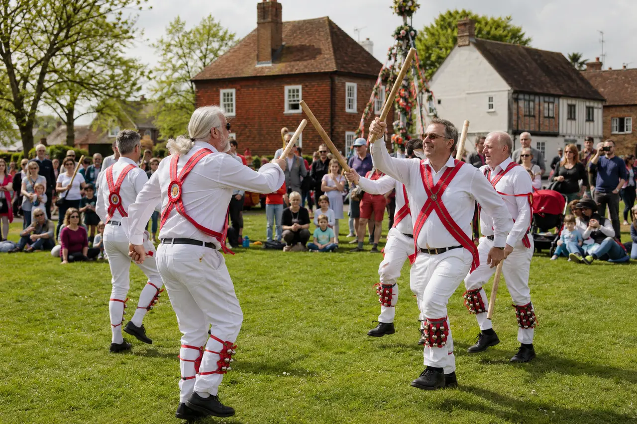 Danseurs Morris lors d’une fête de printemps anglaise