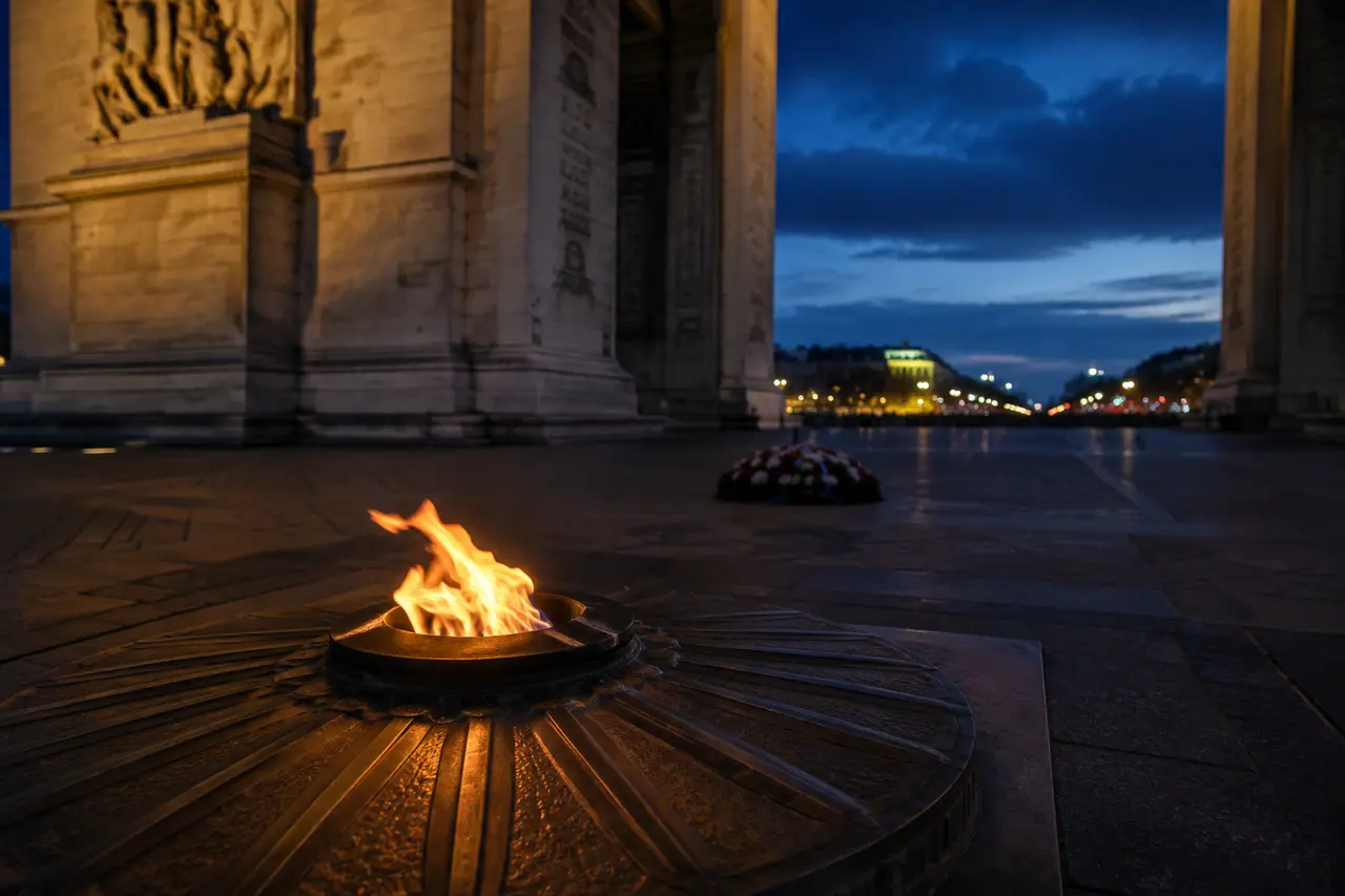 Flamme du Soldat inconnu sous l’Arc de Triomphe