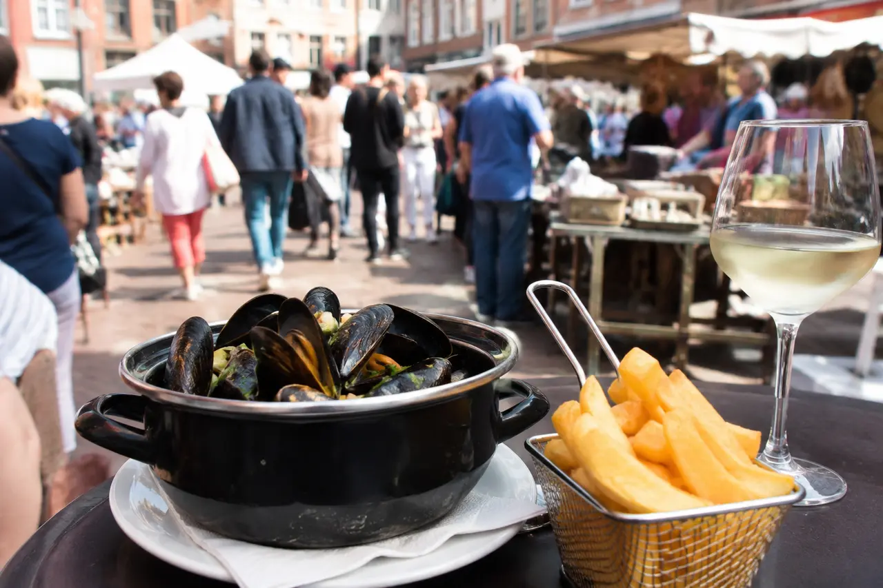 Moules et frites servies à une table pendant la Braderie de Lille