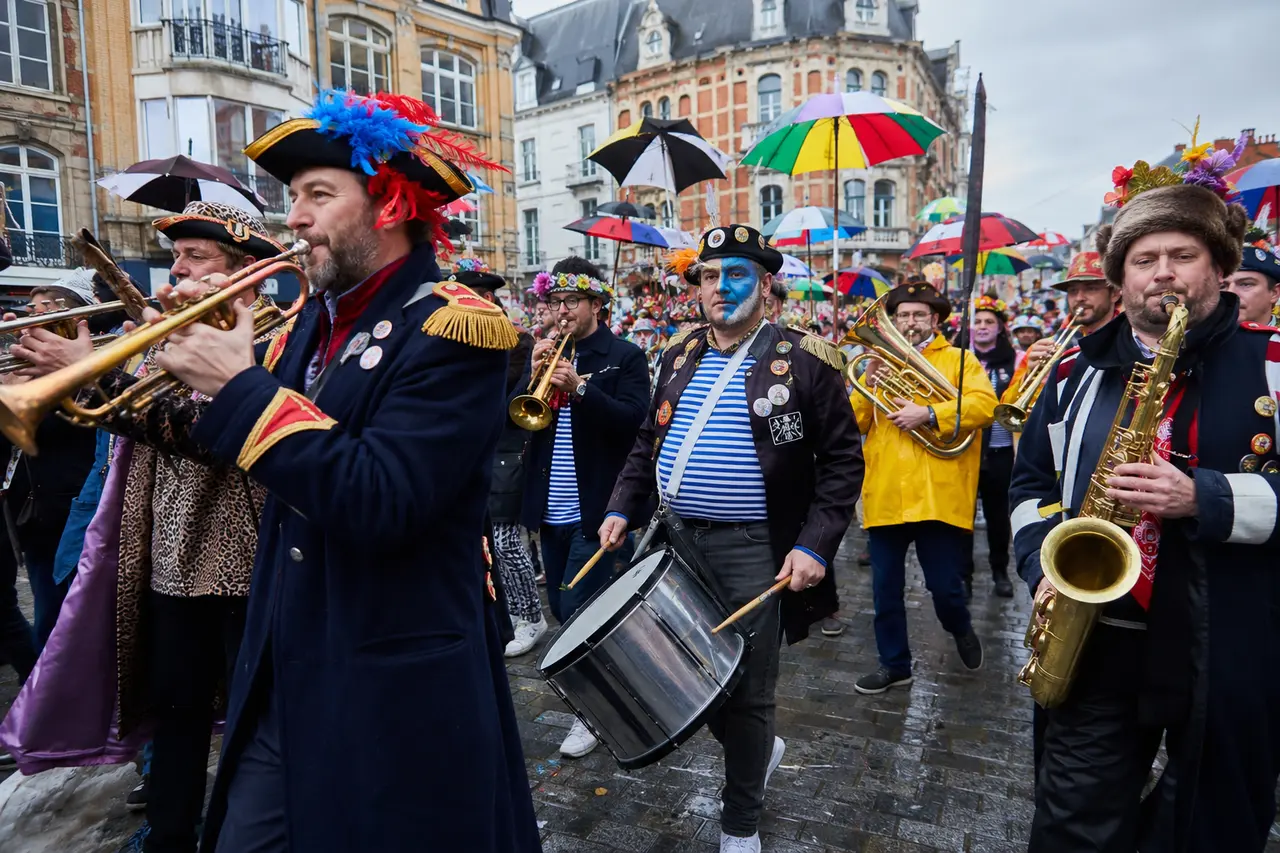 Musiciens à vent et percussionnistes menant une bande carnavalesque à Dunkerque