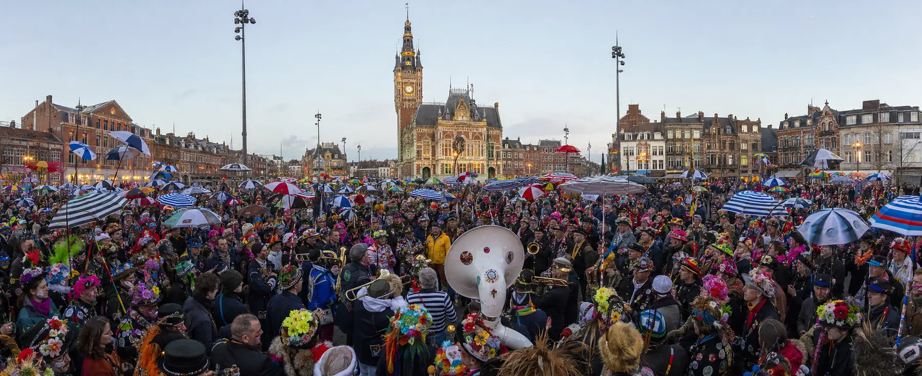 Grand rassemblement carnavalesque avec parapluies sur une place de Dunkerque