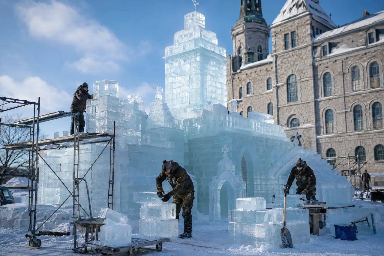 Artisans construisant un palais de glace dans le Vieux-Québec