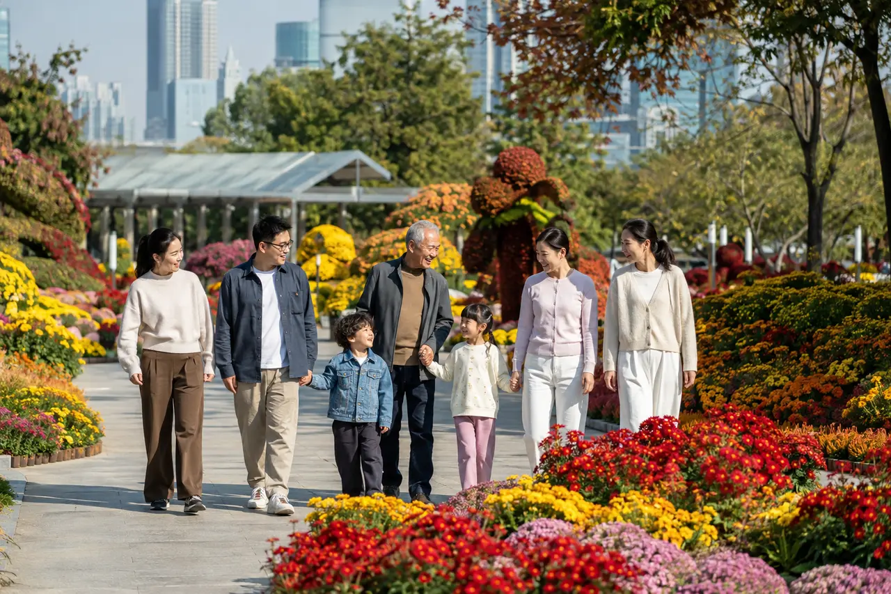 Sept personnes dans un grand jardin fleuri pendant les congés d’octobre en Chine