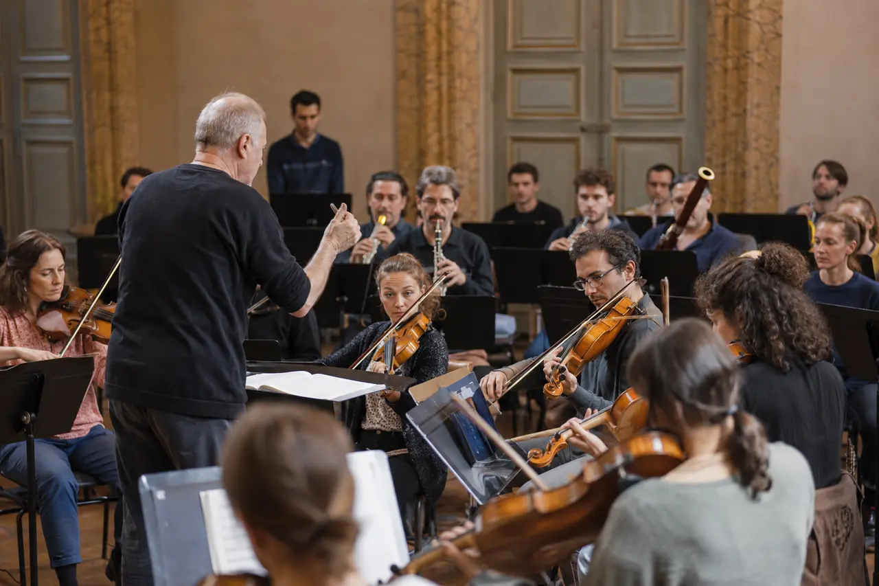 Chef et musiciens adultes pendant une répétition d’orchestre pour l’opéra