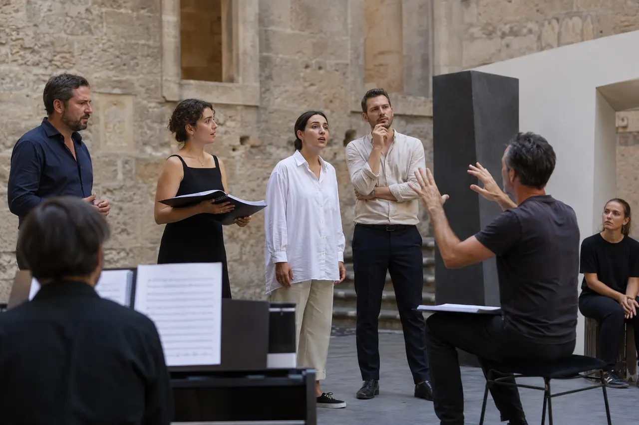 Chanteurs lyriques adultes et metteur en scène pendant une répétition à Aix