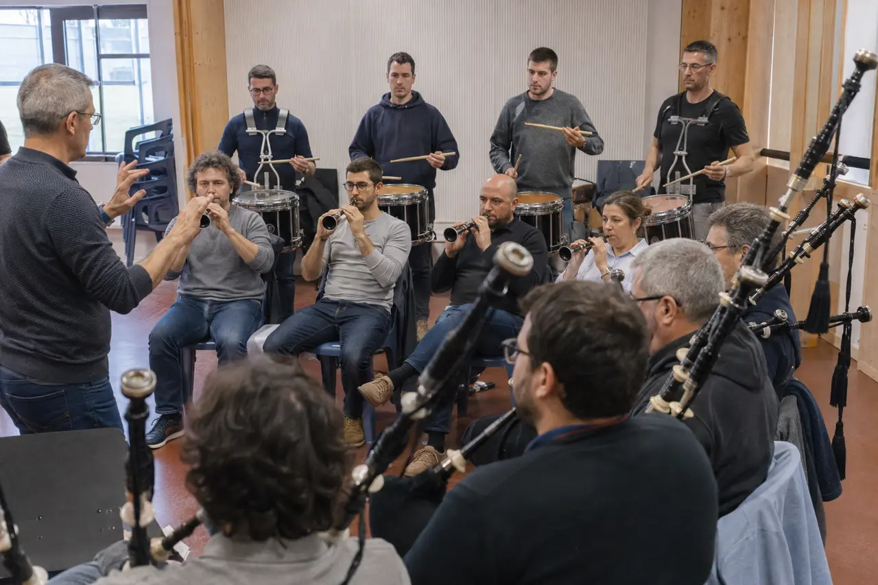 Bagad adulte répétant bombardes, cornemuses et percussions à Lorient