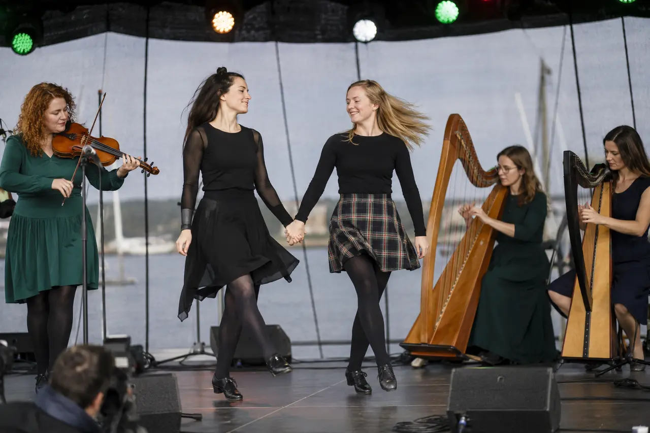 Musiciennes et danseuses adultes des pays celtes sur une scène de Lorient