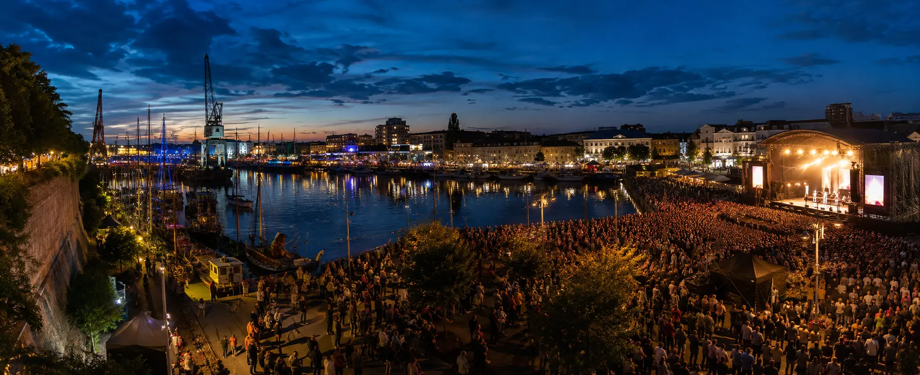 Concert du Festival interceltique de Lorient près du port au crépuscule
