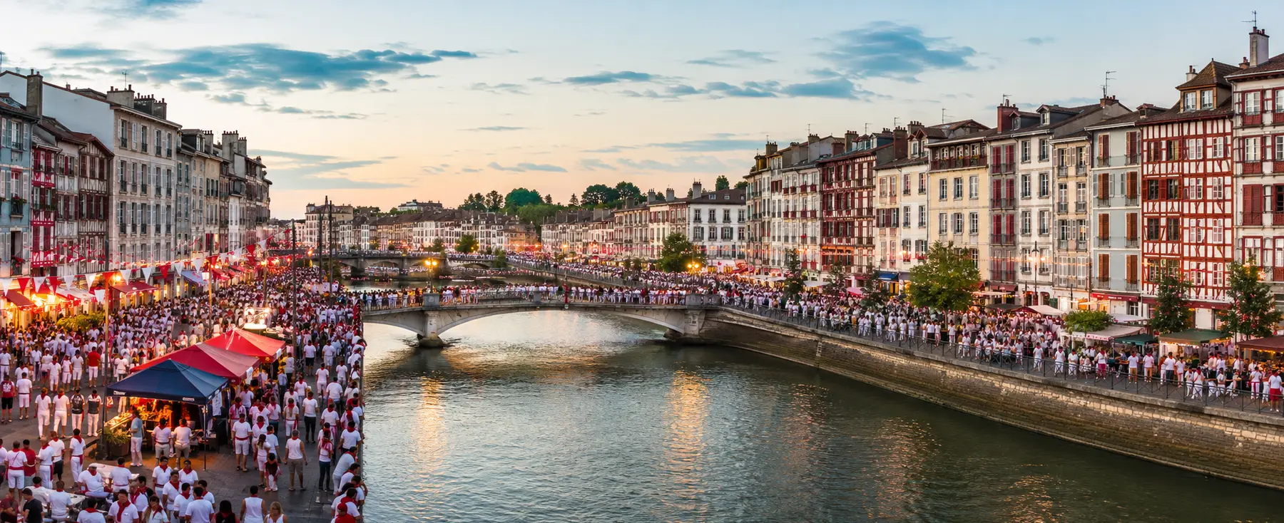 Quais de la Nive animés pendant les Fêtes de Bayonne au début de soirée