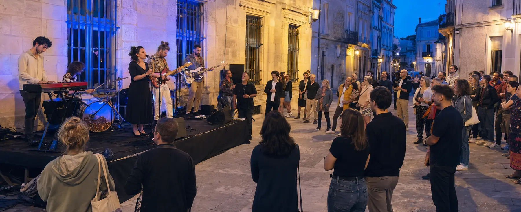 Grande rue française animée par plusieurs concerts de la Fête de la musique