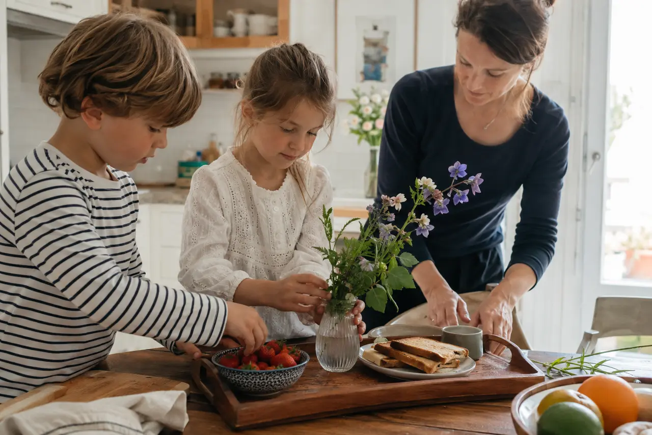 Enfants préparant un petit-déjeuner et des fleurs pour la Fête des Mères