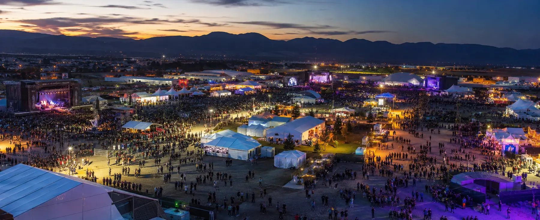 Vue panoramique des scènes et villages temporaires de la Fête de l’Humanité à la Base 217