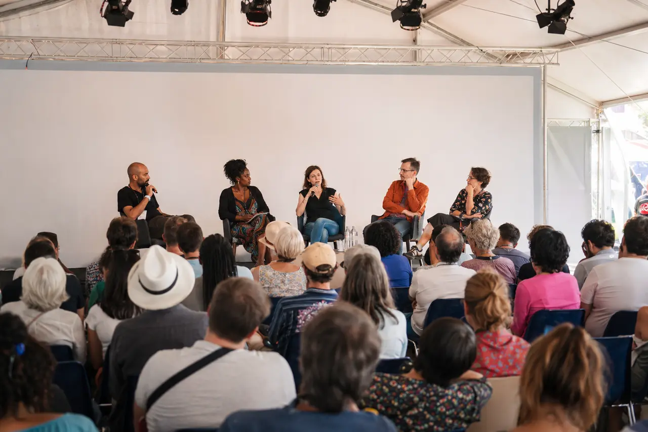 Table ronde publique sous un chapiteau à la Fête de l’Humanité