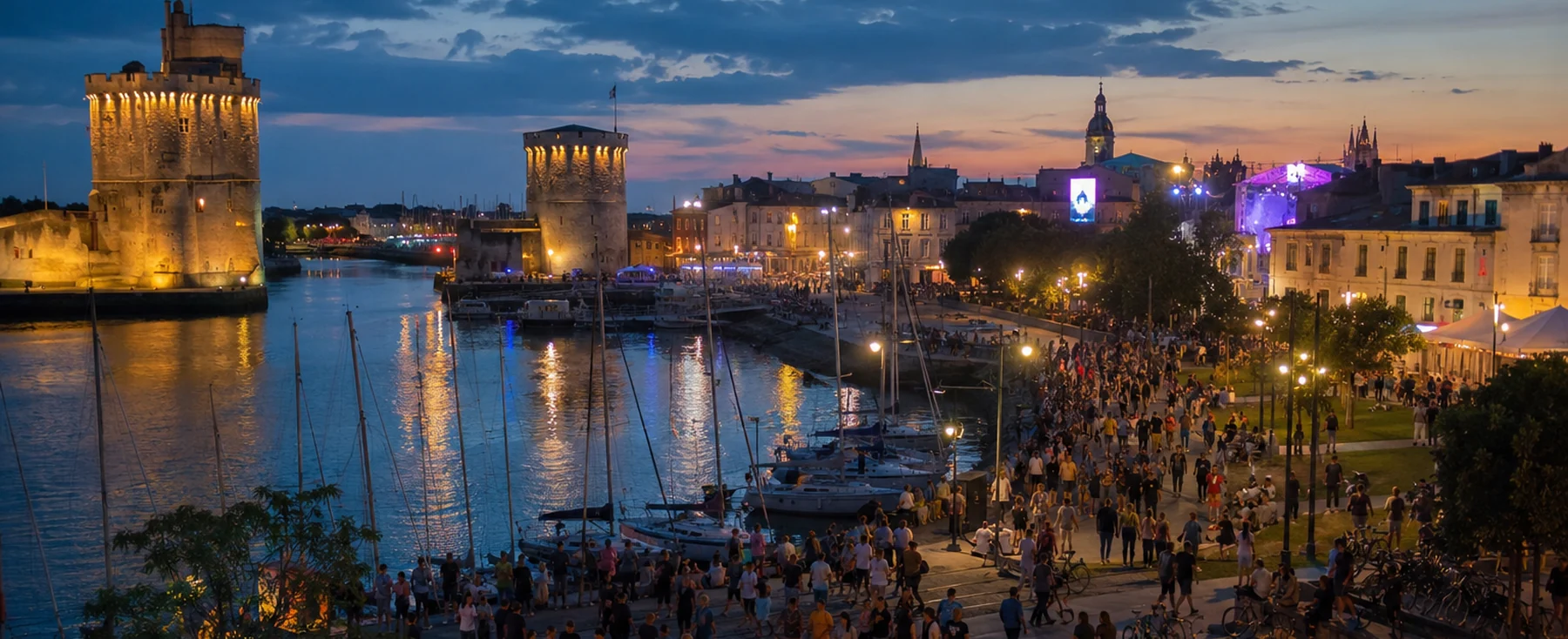 Port de La Rochelle au crépuscule avec public circulant entre les lieux des Francofolies