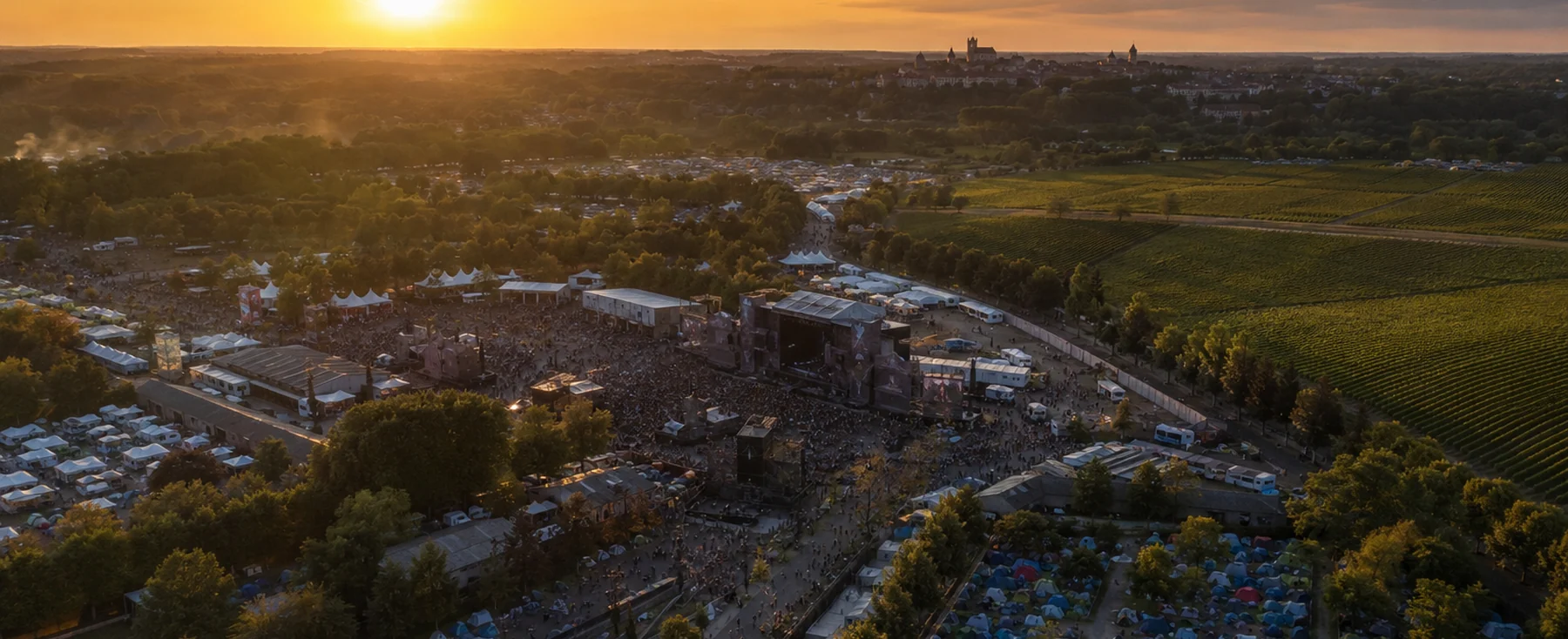 Panorama du site du Hellfest, des campings et du paysage de Clisson au coucher du soleil