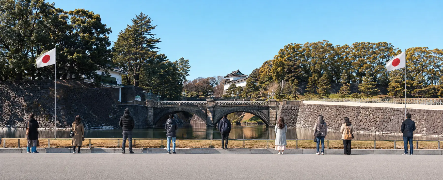 Neuf visiteurs devant le pont Nijubashi et les jardins extérieurs du palais impérial