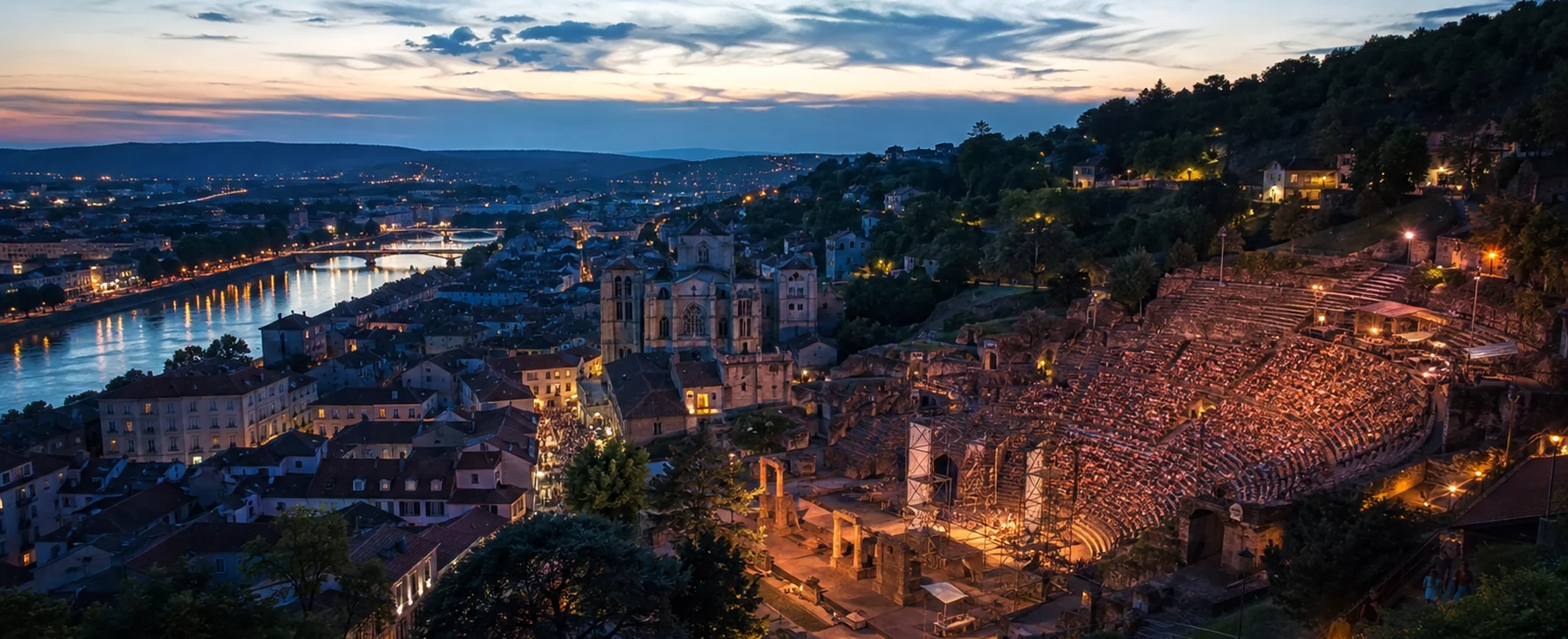 Panorama nocturne de Vienne, du Rhône et du Théâtre Antique pendant le festival