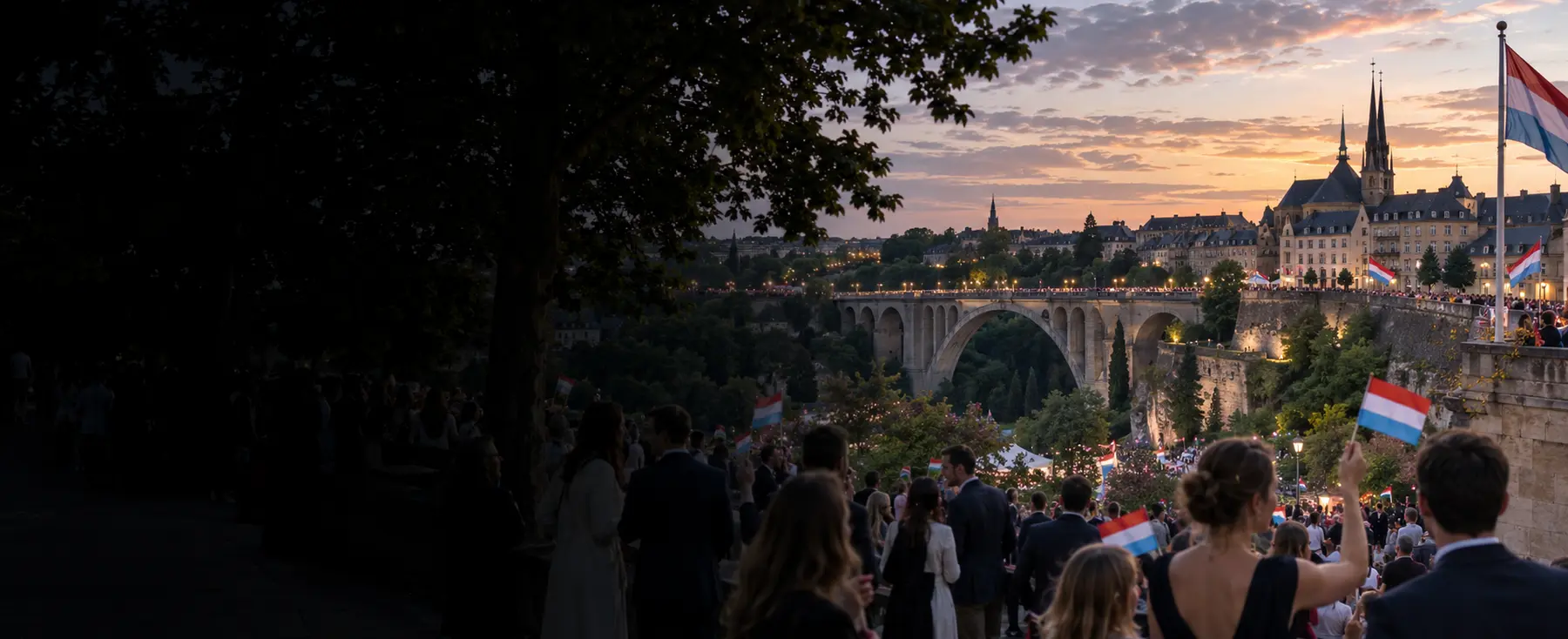 Fête nationale à Luxembourg-ville avec le pont Adolphe et des drapeaux luxembourgeois