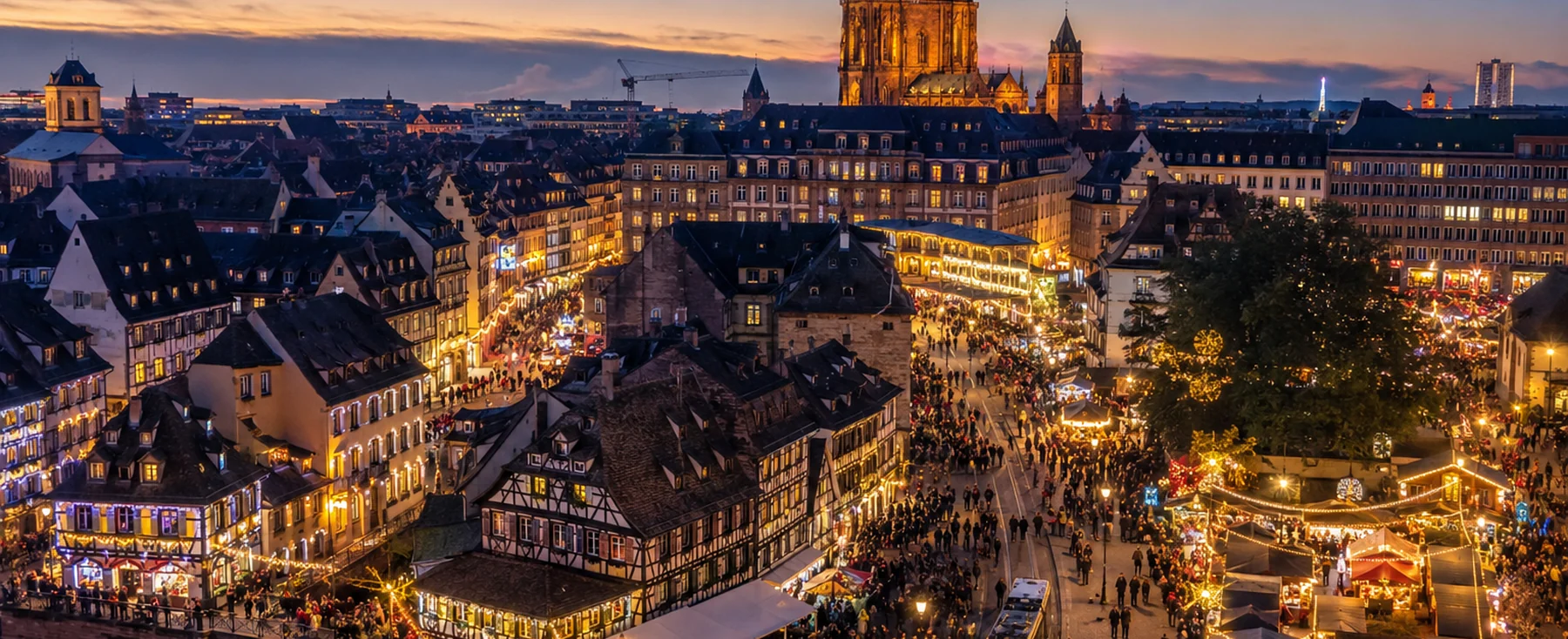 Panorama de Strasbourg illuminé avec plusieurs places de marchés de Noël