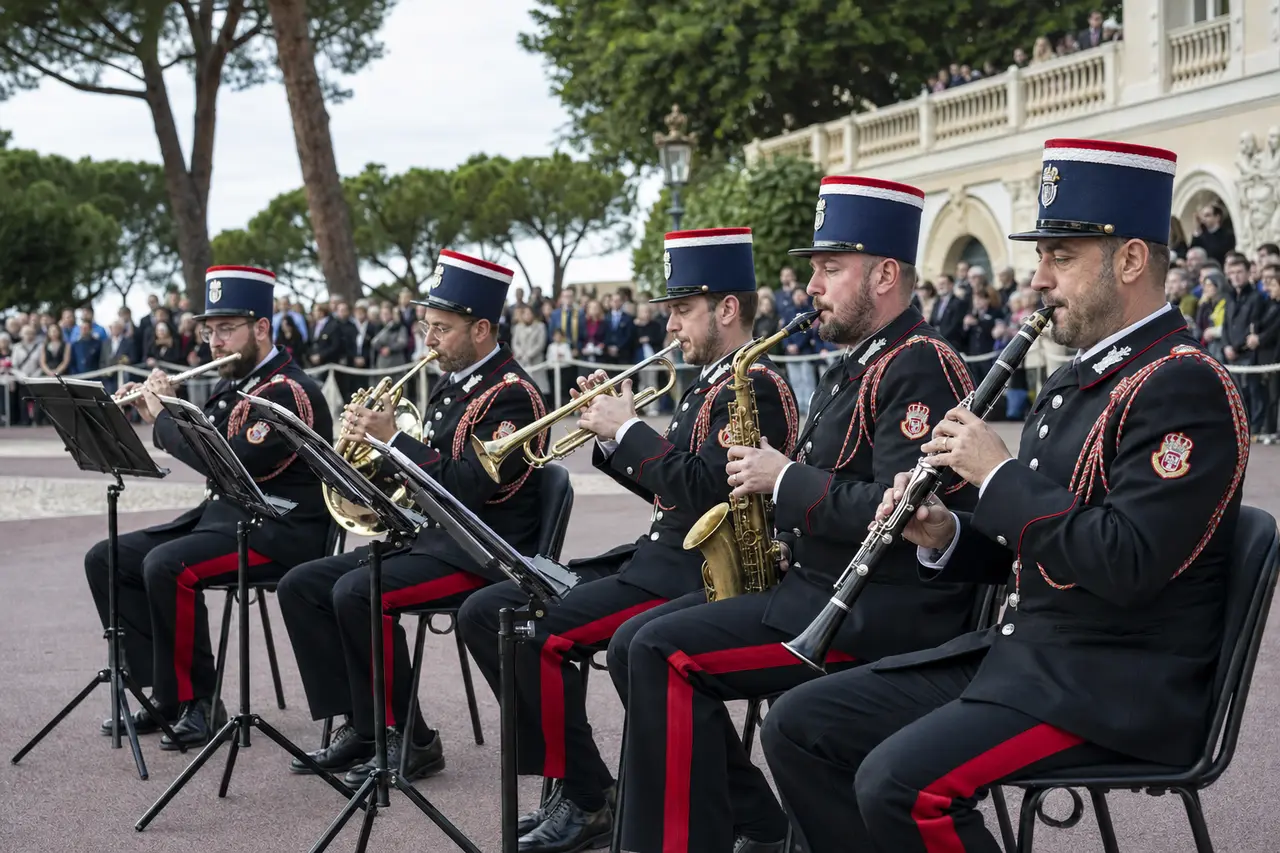 Six musiciens de l’Orchestre des Carabiniers du Prince en concert extérieur