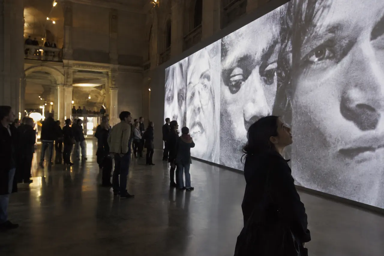 Visiteurs devant une installation vidéo évoquant les premières éditions de Nuit Blanche