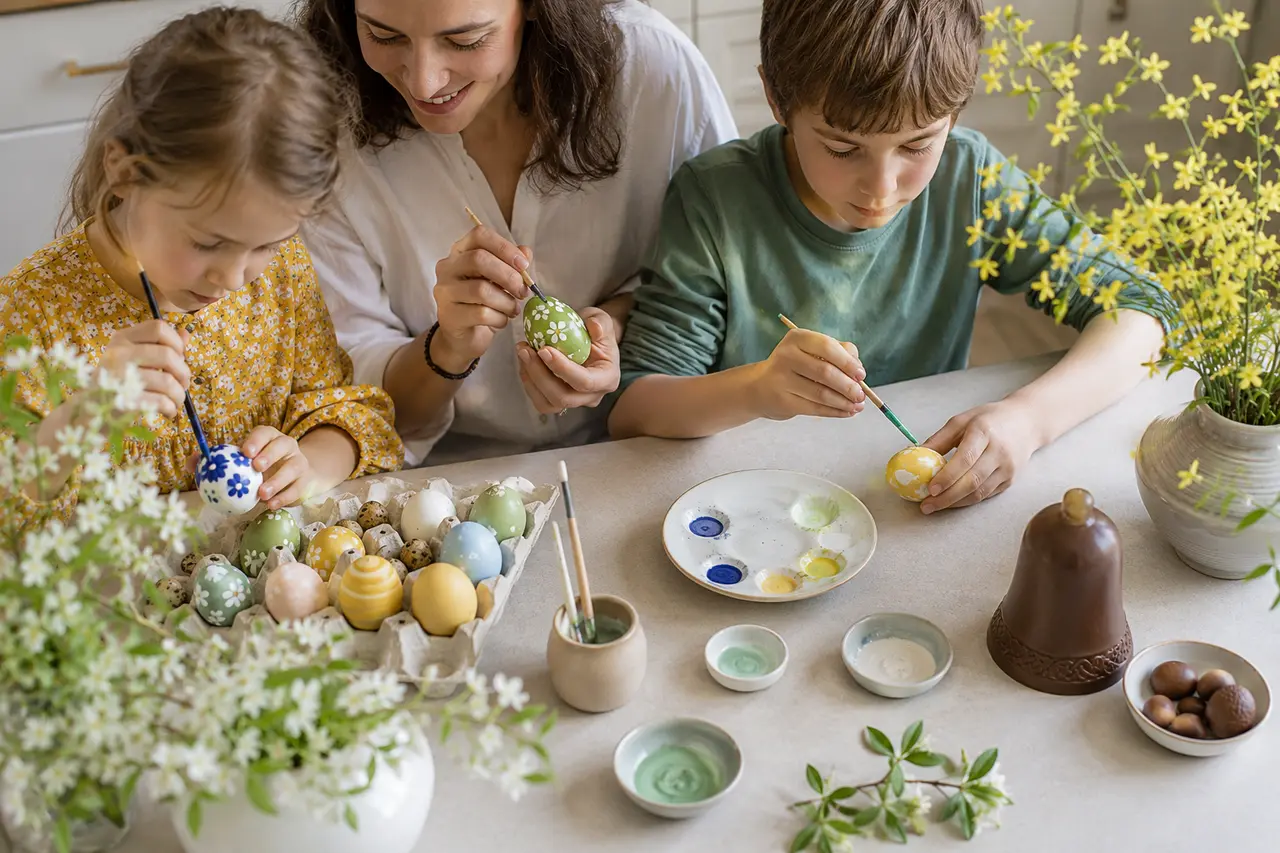 Famille décorant des œufs et préparant du chocolat pour Pâques