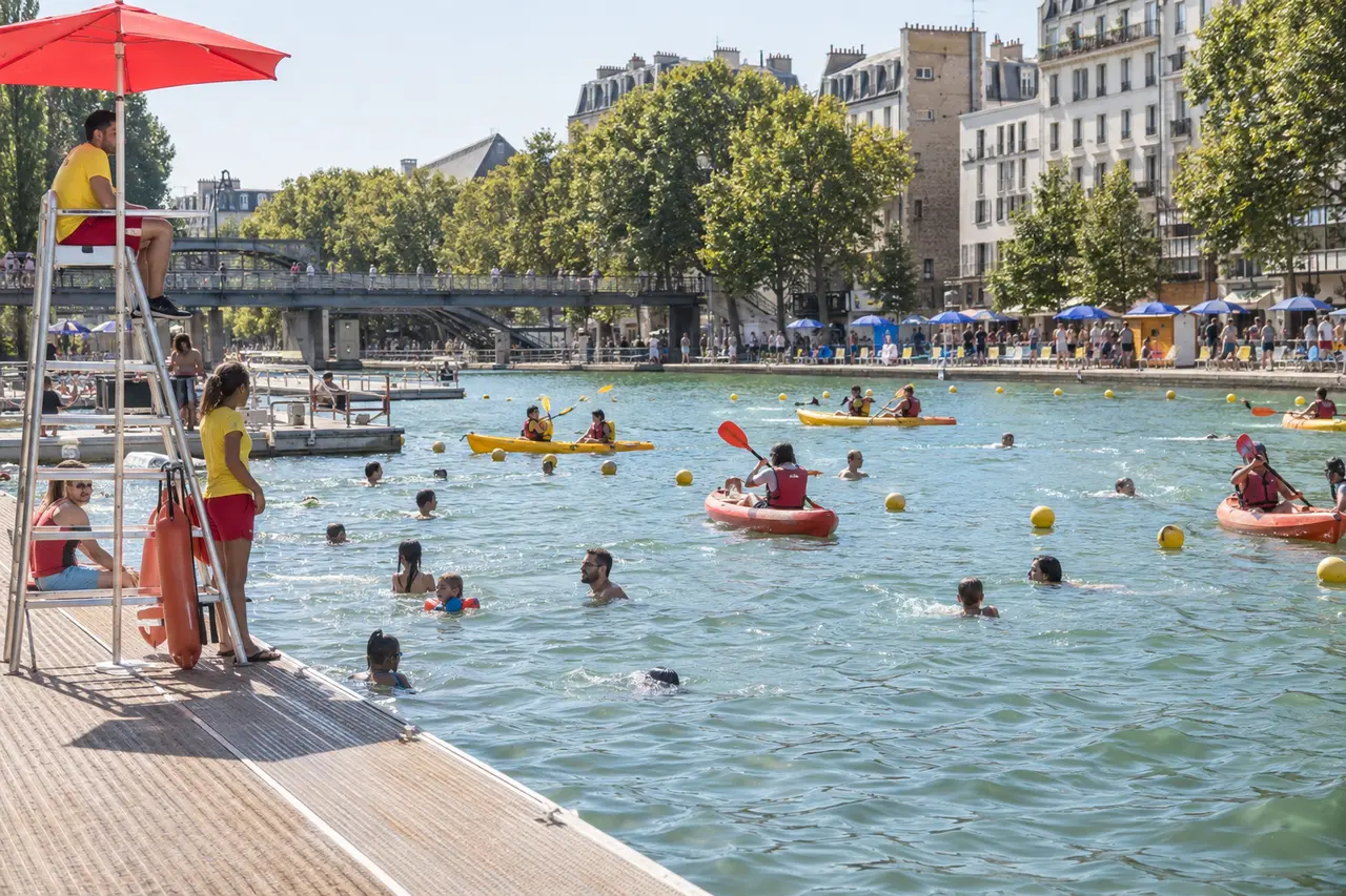 Baignade surveillée et kayaks au bassin de la Villette pendant Paris Plages