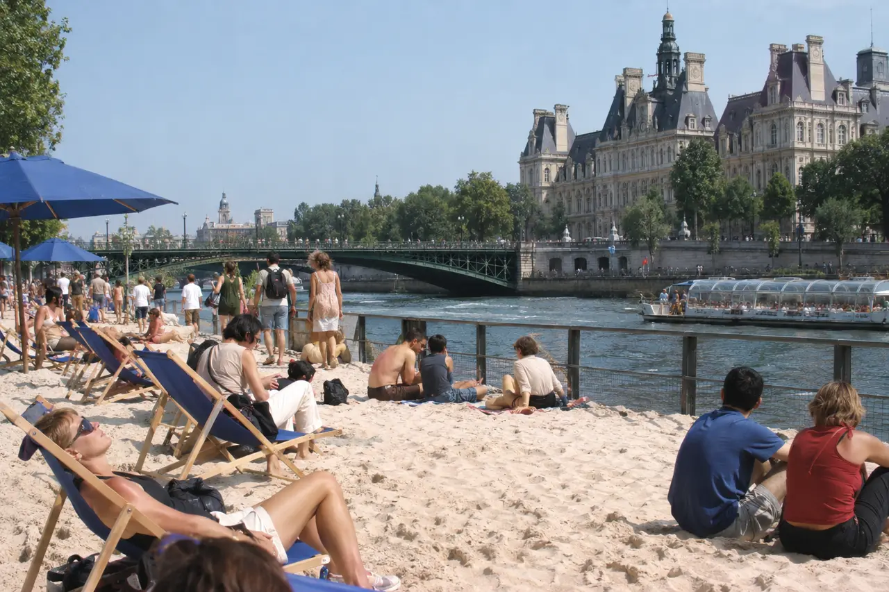 Reconstitution de la première édition de Paris Plages en 2002 au bord de la Seine