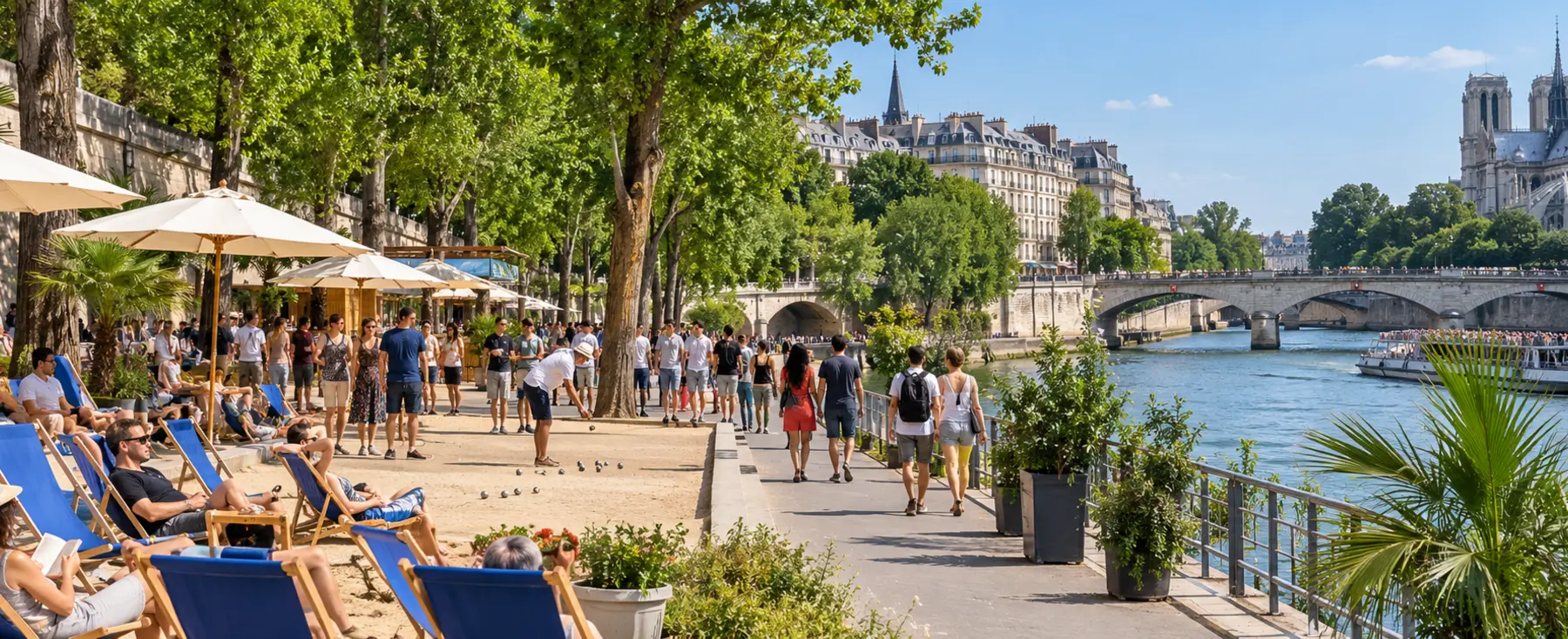 Panorama estival des Rives de Seine avec transats, parasols, promeneurs et terrain de pétanque