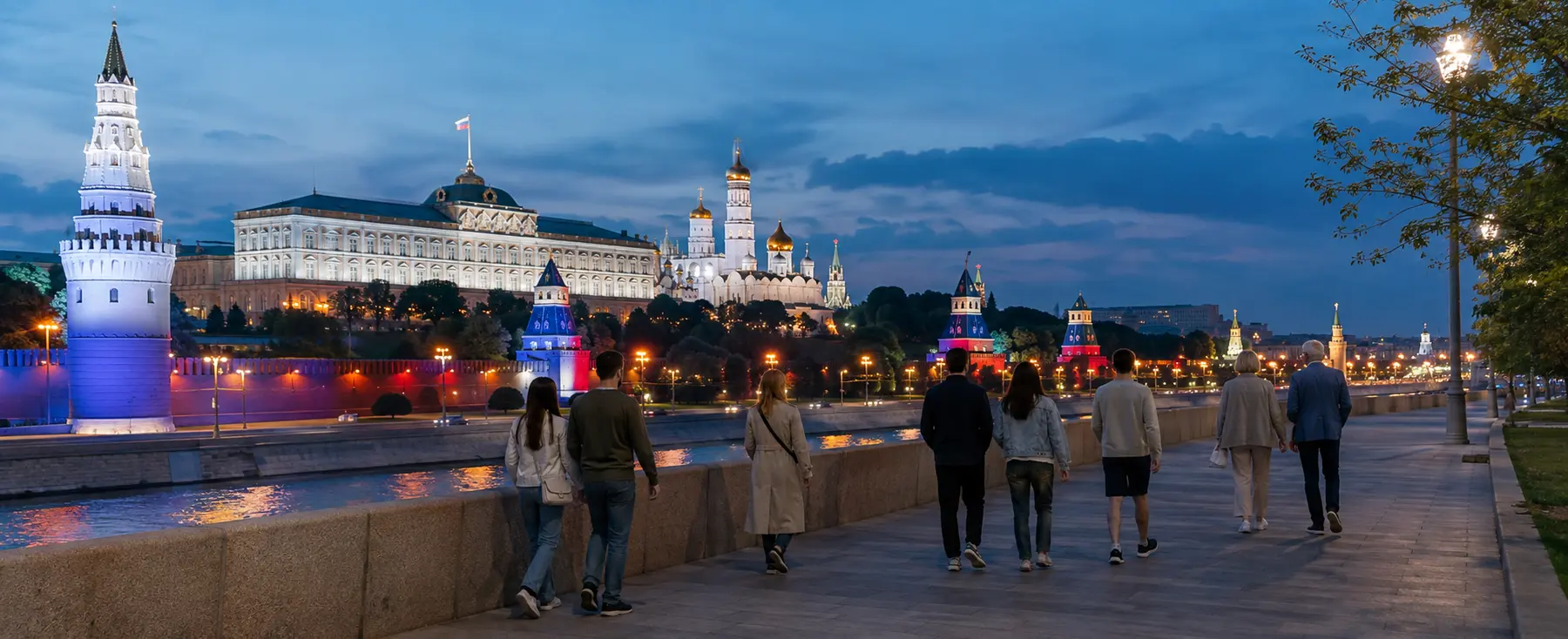 Piétons sur les quais de la Moskova devant le Kremlin éclairé