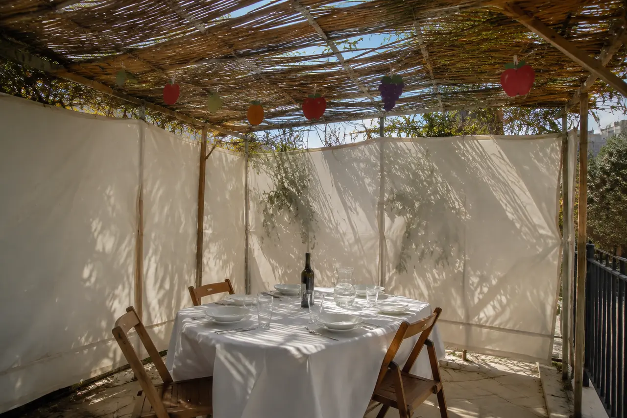 Soukka temporaire avec toit de branches et table dressée