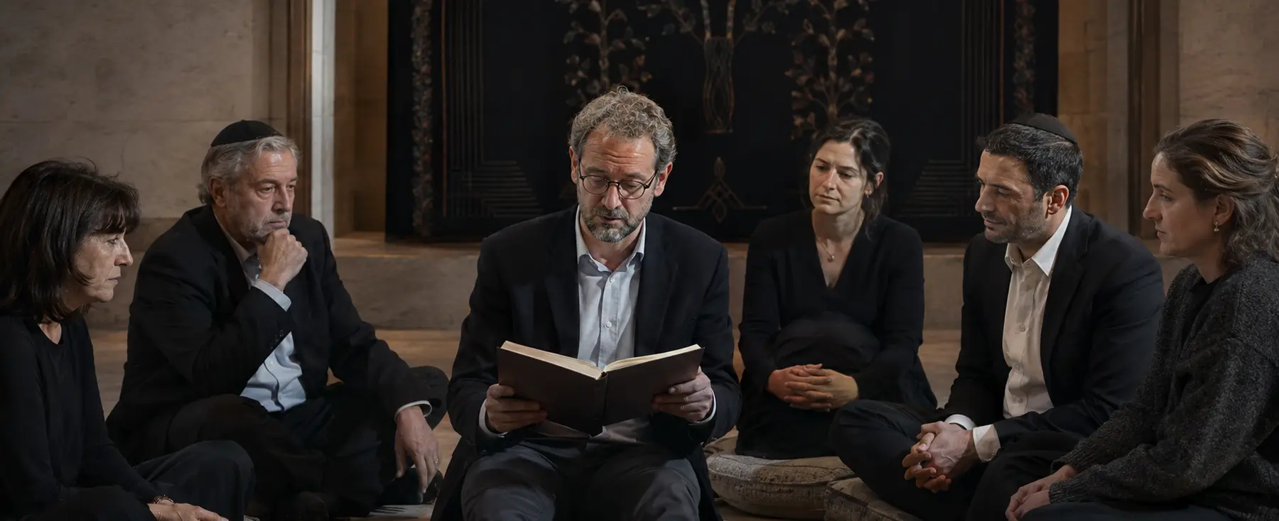 Six adultes écoutant la lecture des Lamentations à Tisha BeAv