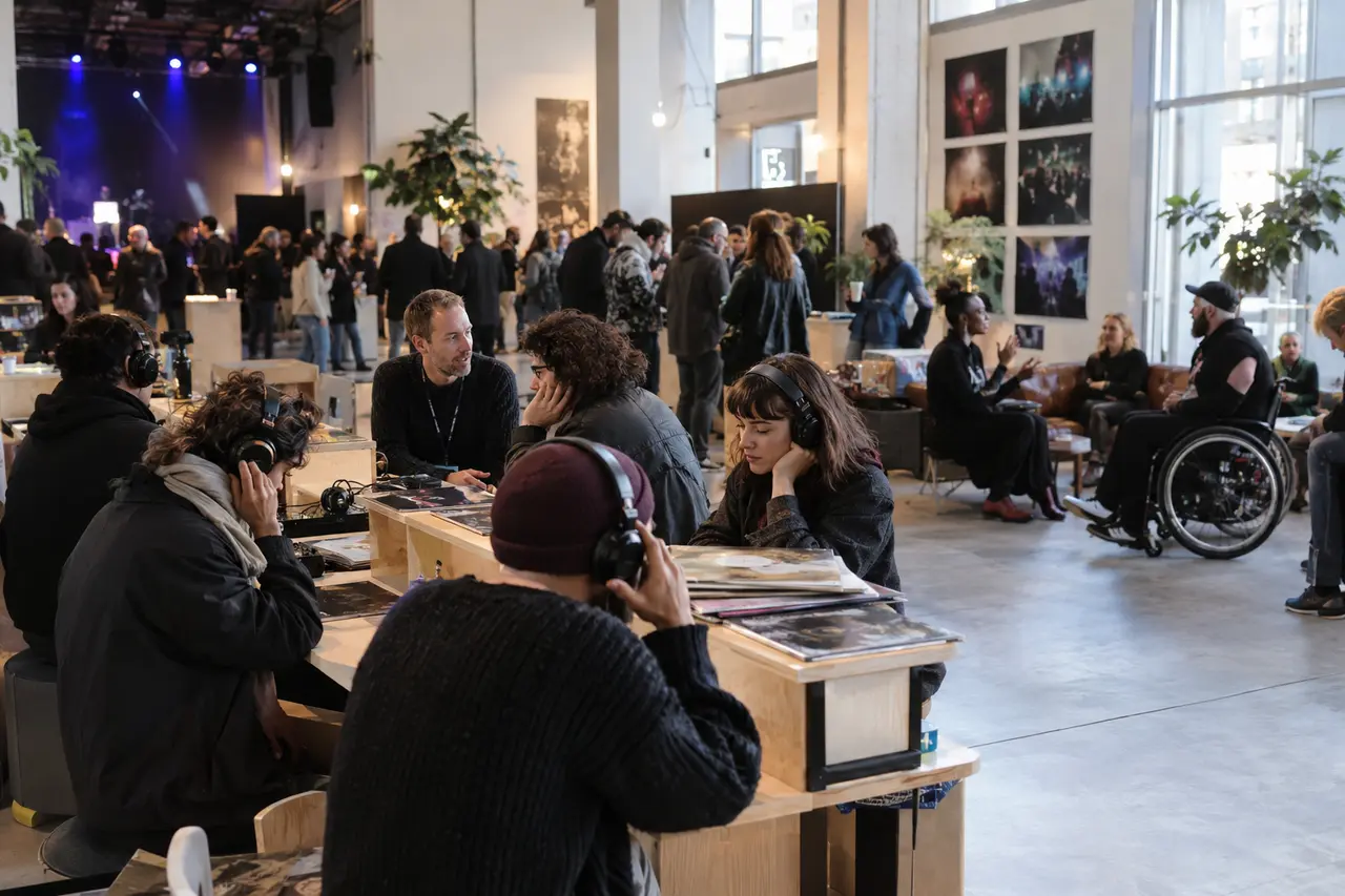 Public et professionnels échangeant autour de découvertes musicales dans un lieu culturel rennais