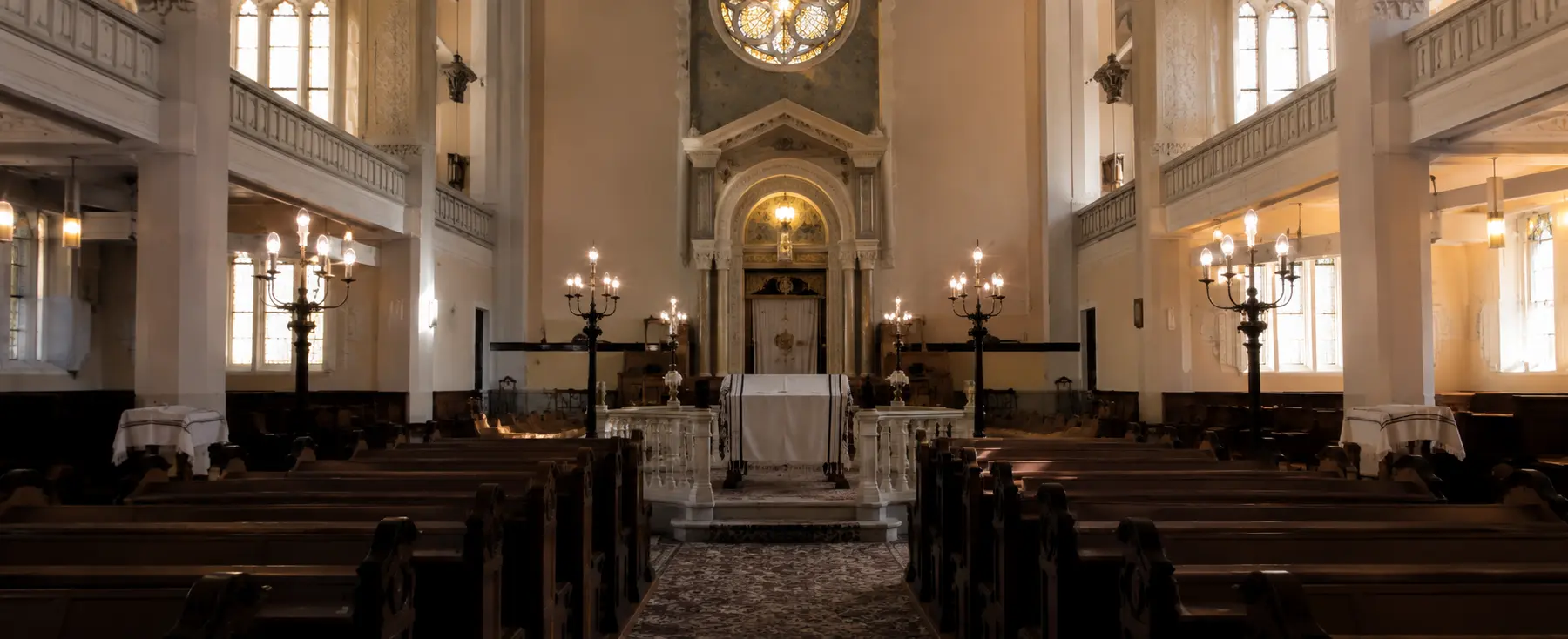 Intérieur solennel d’une synagogue avant l’office de Yom Kippour